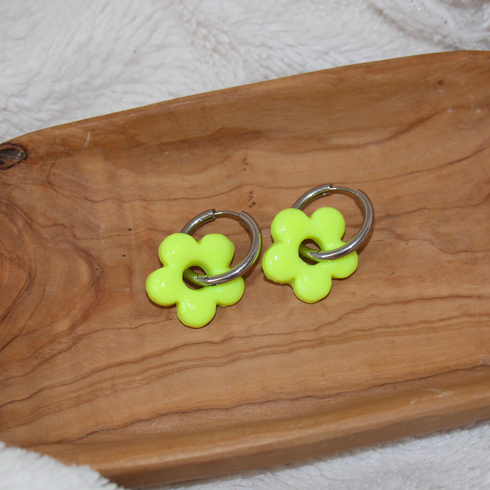 boucles d oreilles fleur jaune fluo acier inoxydable dore