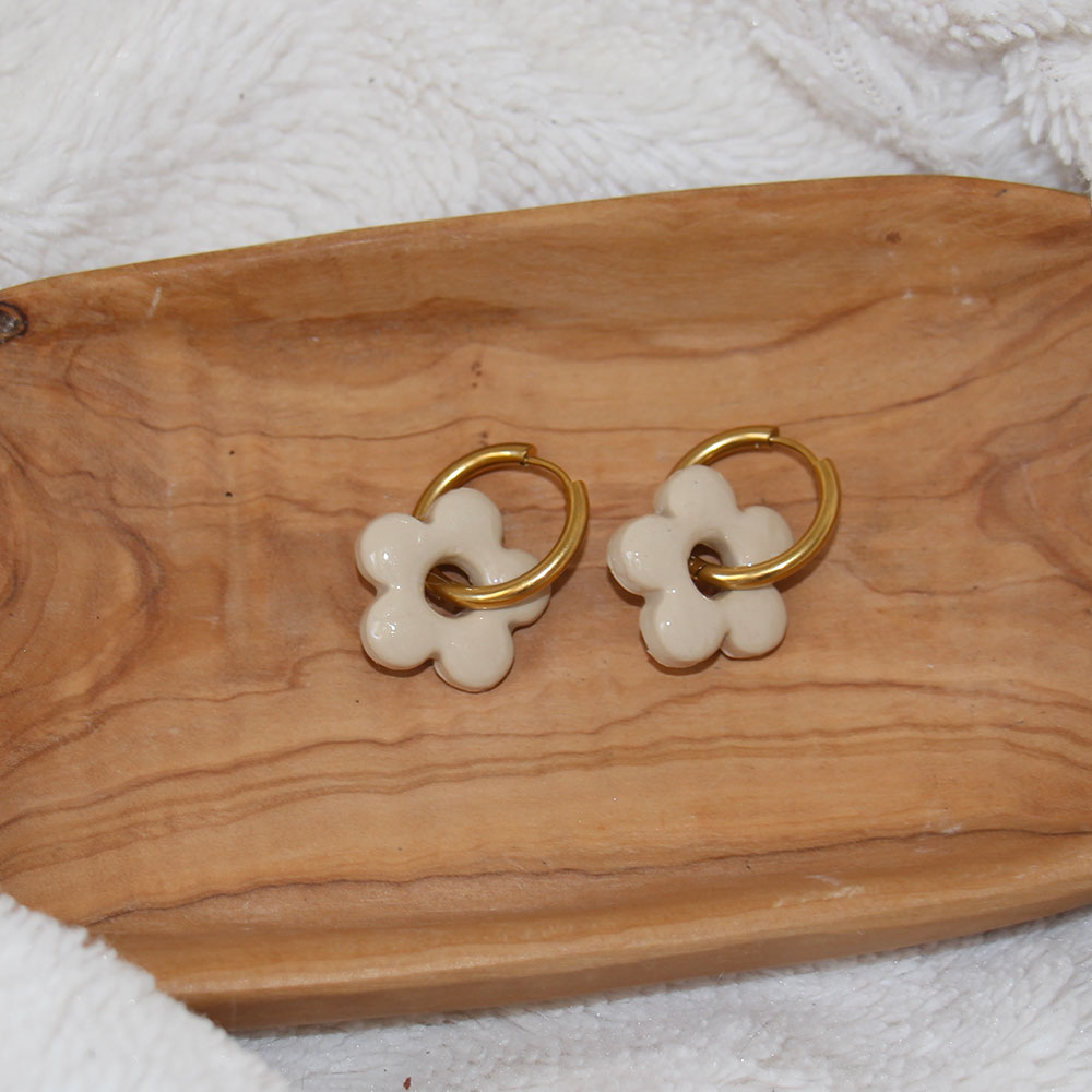 boucles d oreilles fleur beige creme acier inoxydable dore
