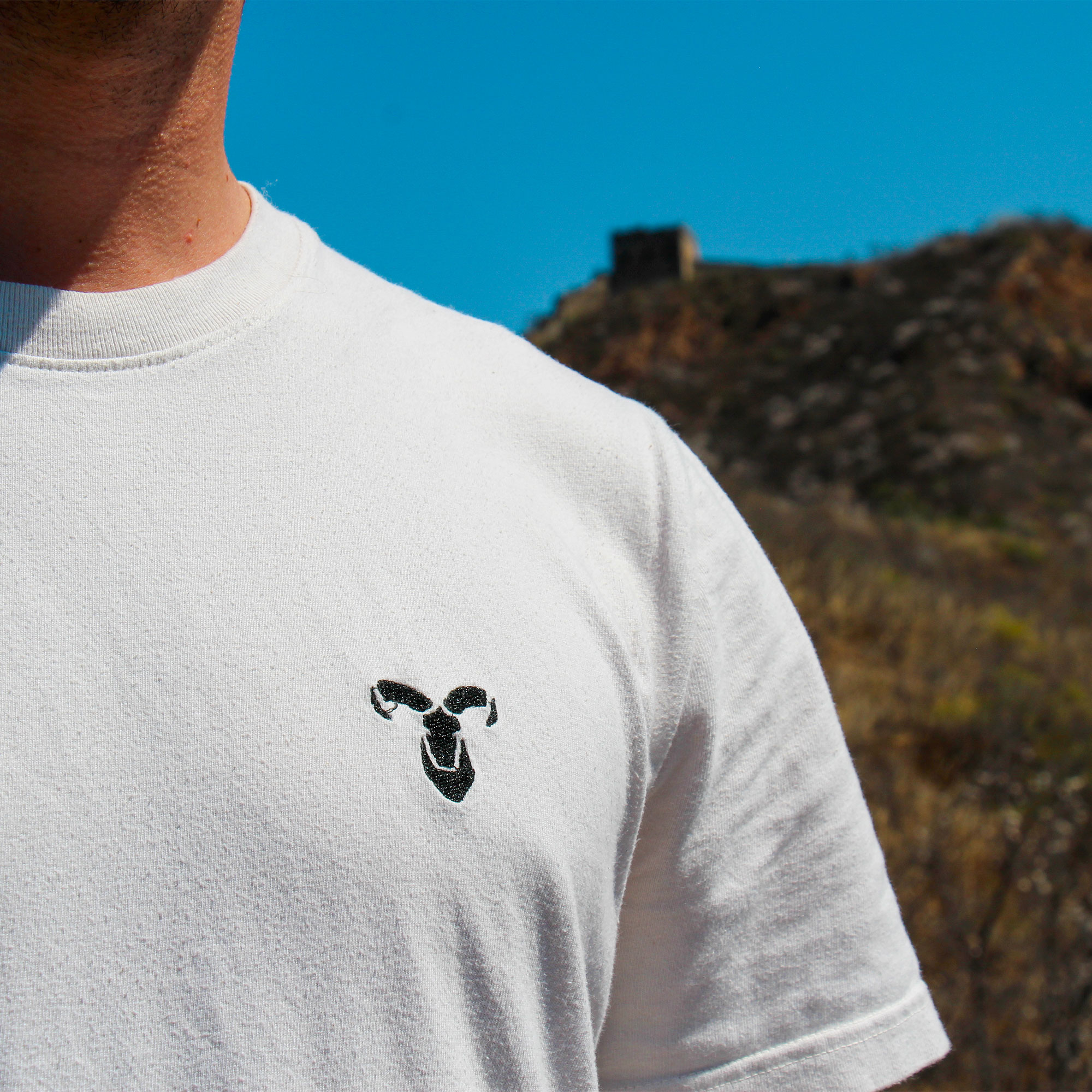 t shirt marmull blanc coton unisexe avec logo brodé sur le coeur et le dos sérigraphié