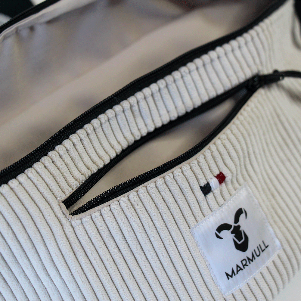 sac banane meije blanc en velours cotele marmull porte par un homme