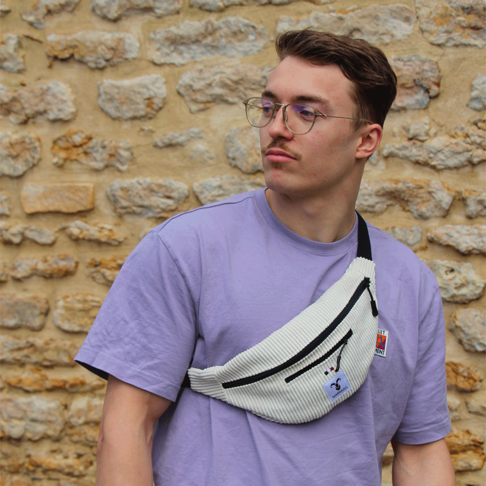 sac banane meije blanc en velours cotele marmull porte par un homme