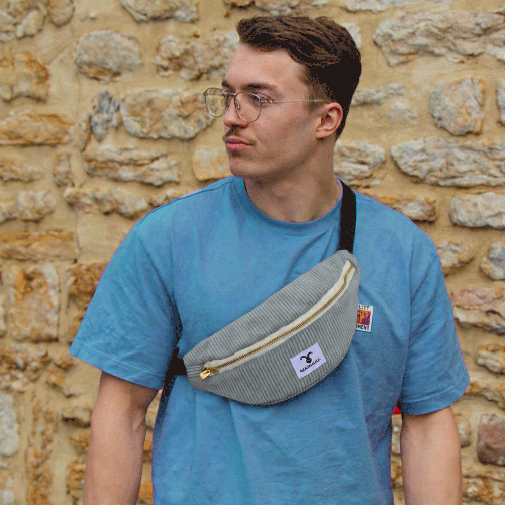 sac banane meije blanc en velours cotele marmull porte par un homme