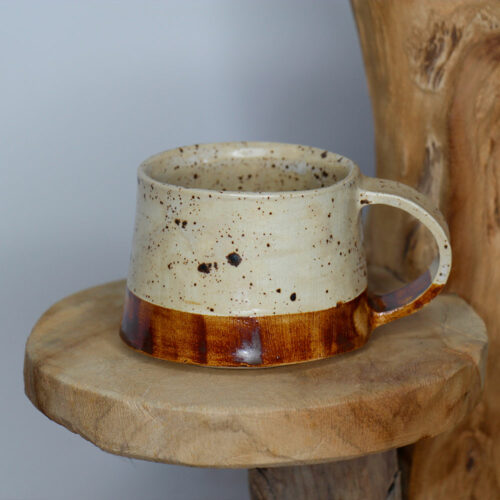 Tasse artisanale en grès écru moucheté avec base brune Marmull