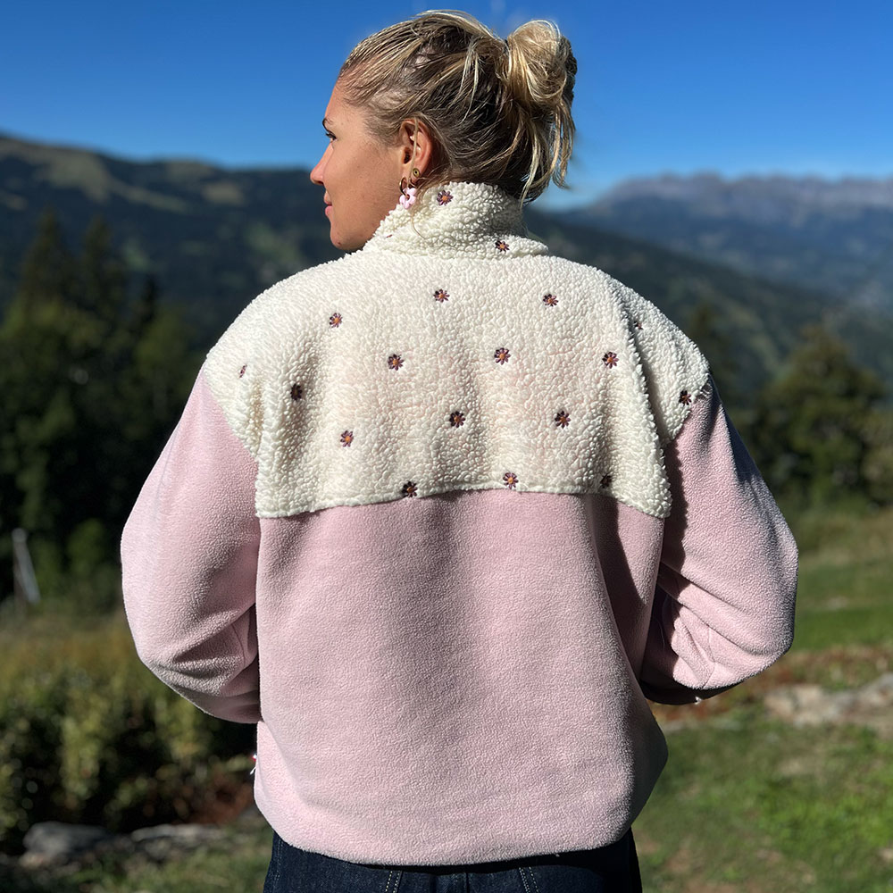 Polaire rose en bouclette Marmull vue de dos avec fleurs brodées