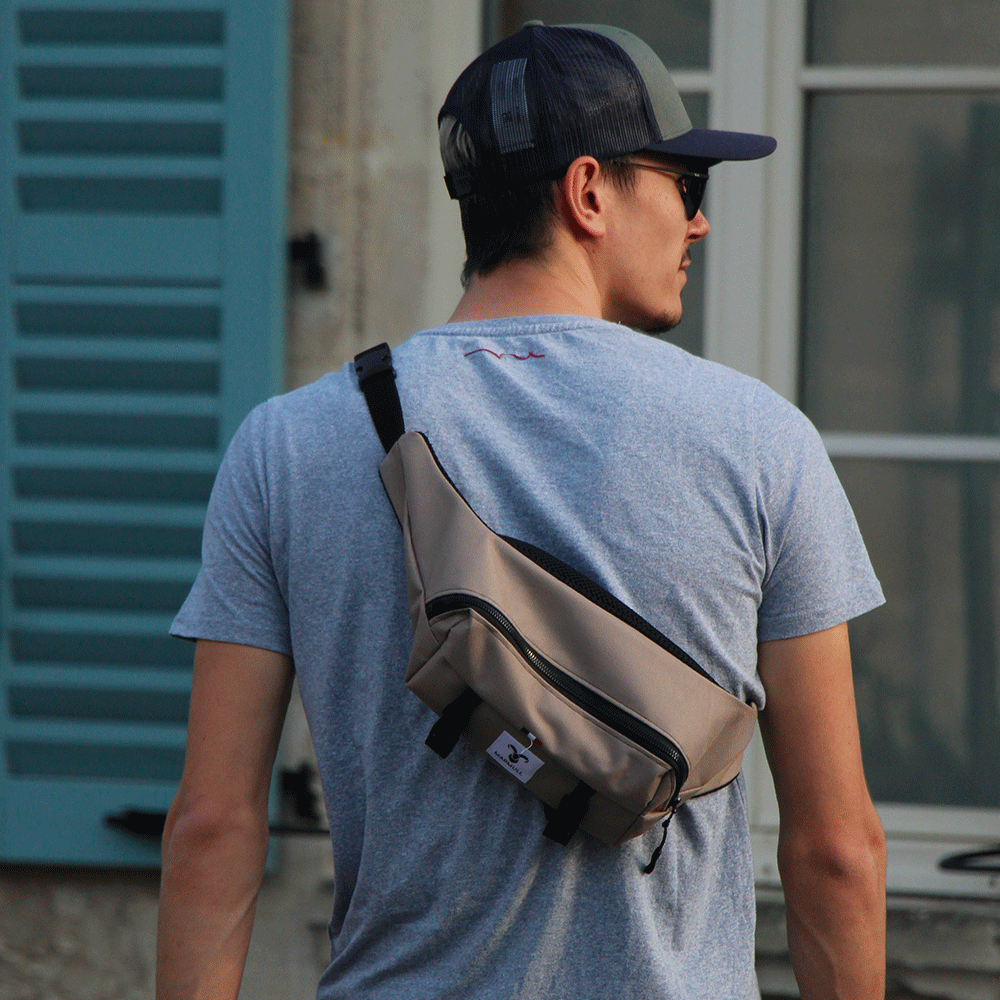 sac banane pormenaz taupe marmull porte par un homme