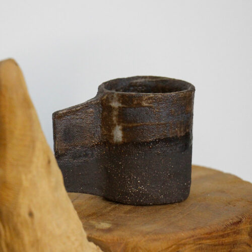 Tasse Cairn artisanale en grès noir texturé Marmull